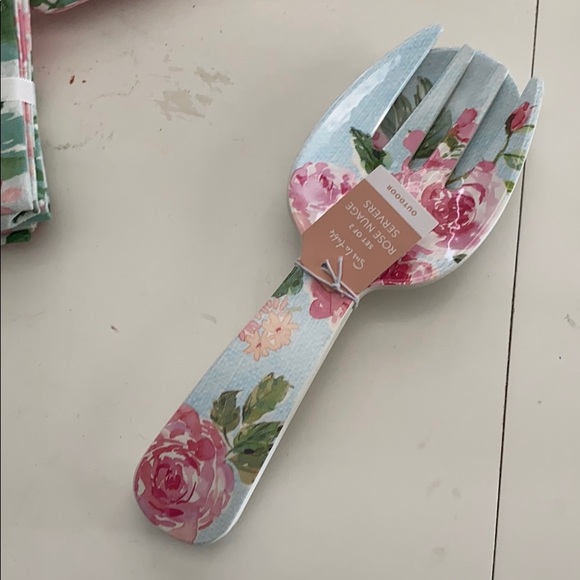 Sur la table ROSE NUAGE MELAMINE SERVERS, SET OF 2 - Picture 3 of 7